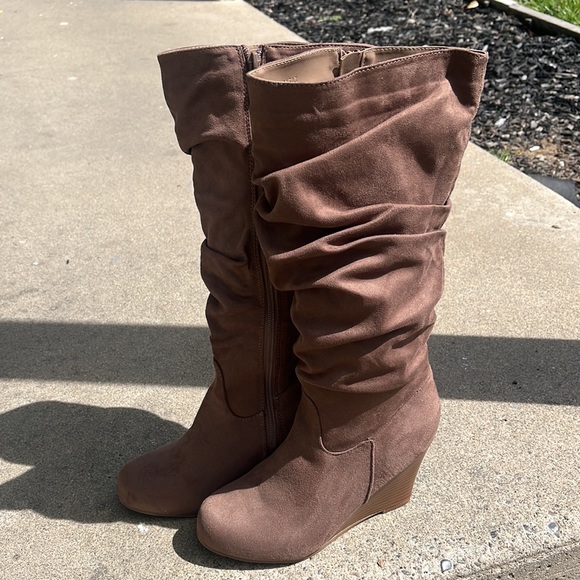 Tan suede high boots - Picture 2 of 8